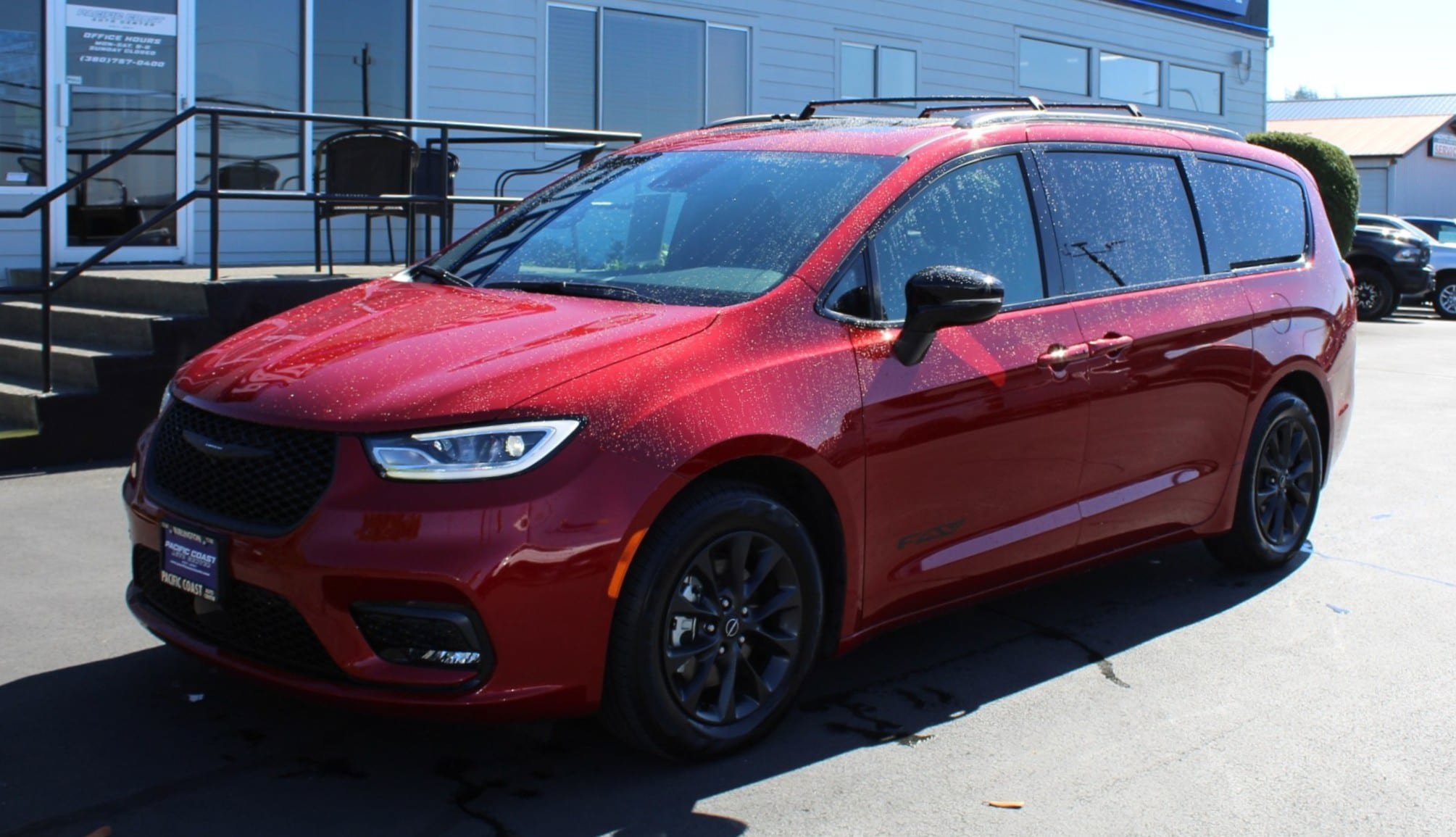 Used 2025 Chrysler Pacifica Select w/ Fav Edition Package FWD image 2