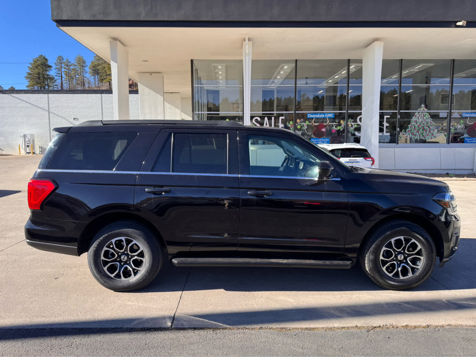 Used 2024 Ford Expedition XLT image 6