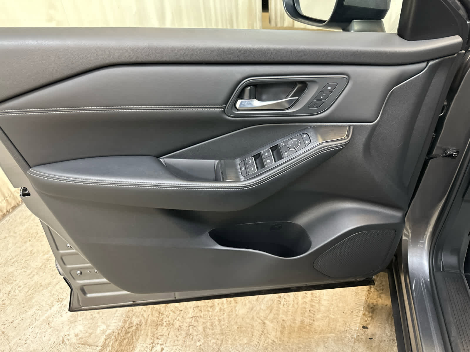 Certified 2025 Nissan Rogue SL w/ Tech Package image 27