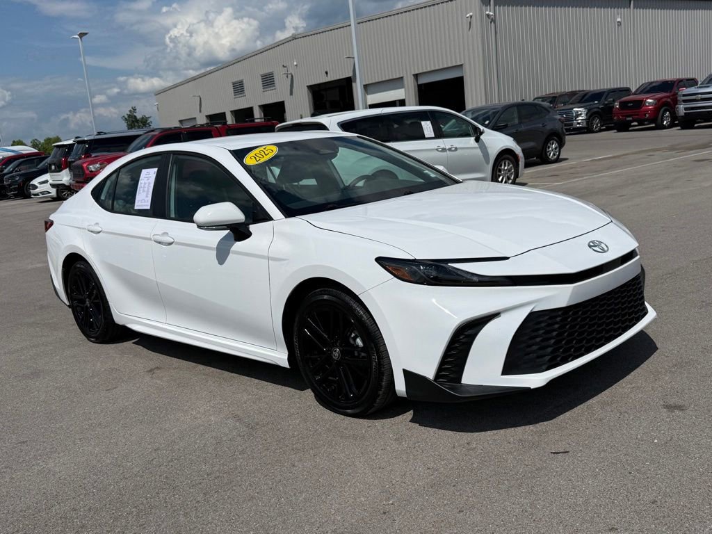 Used 2025 Toyota Camry SE AWD/4WD image 2