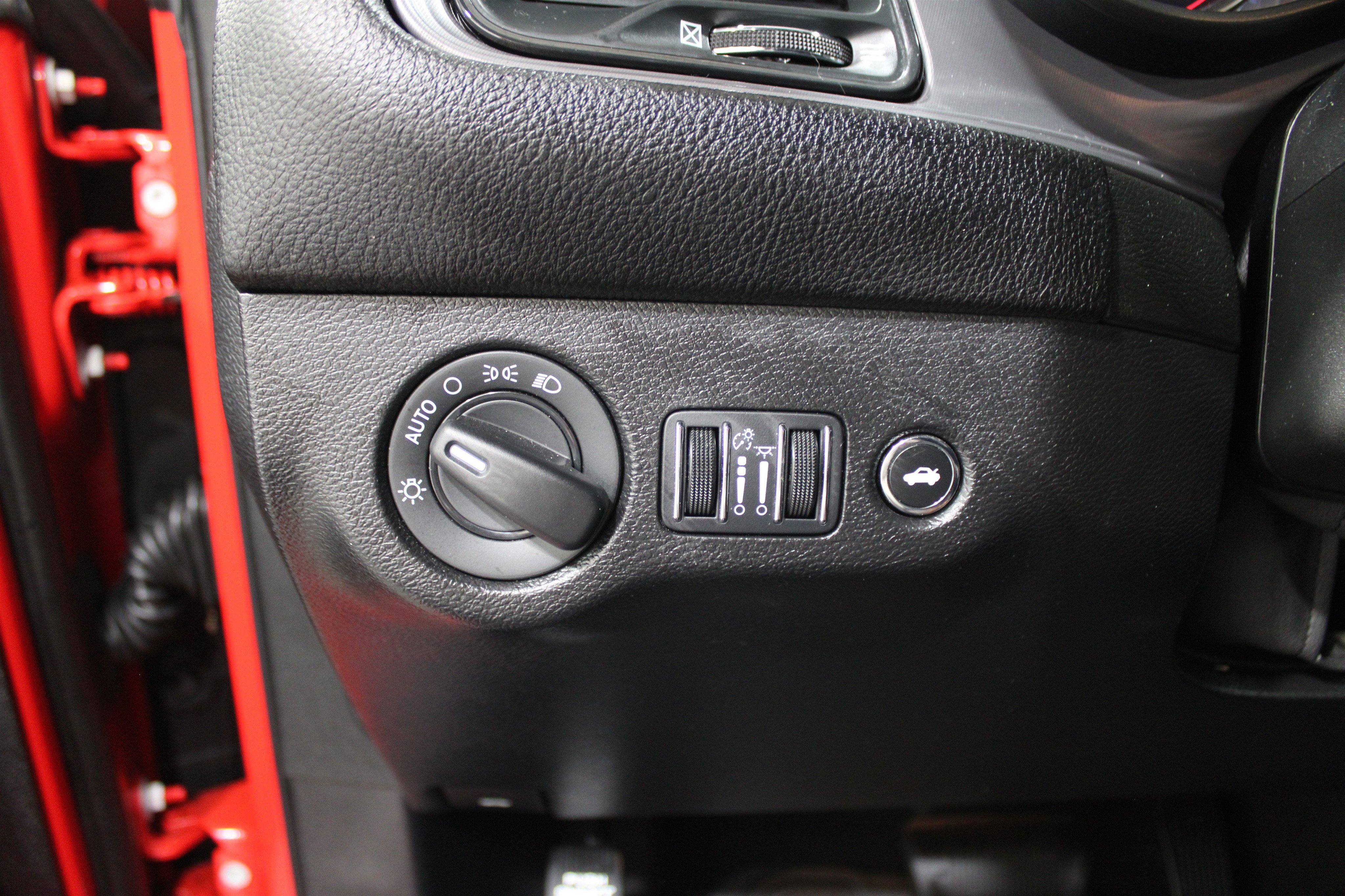 Used 2023 Dodge Challenger SXT image 9