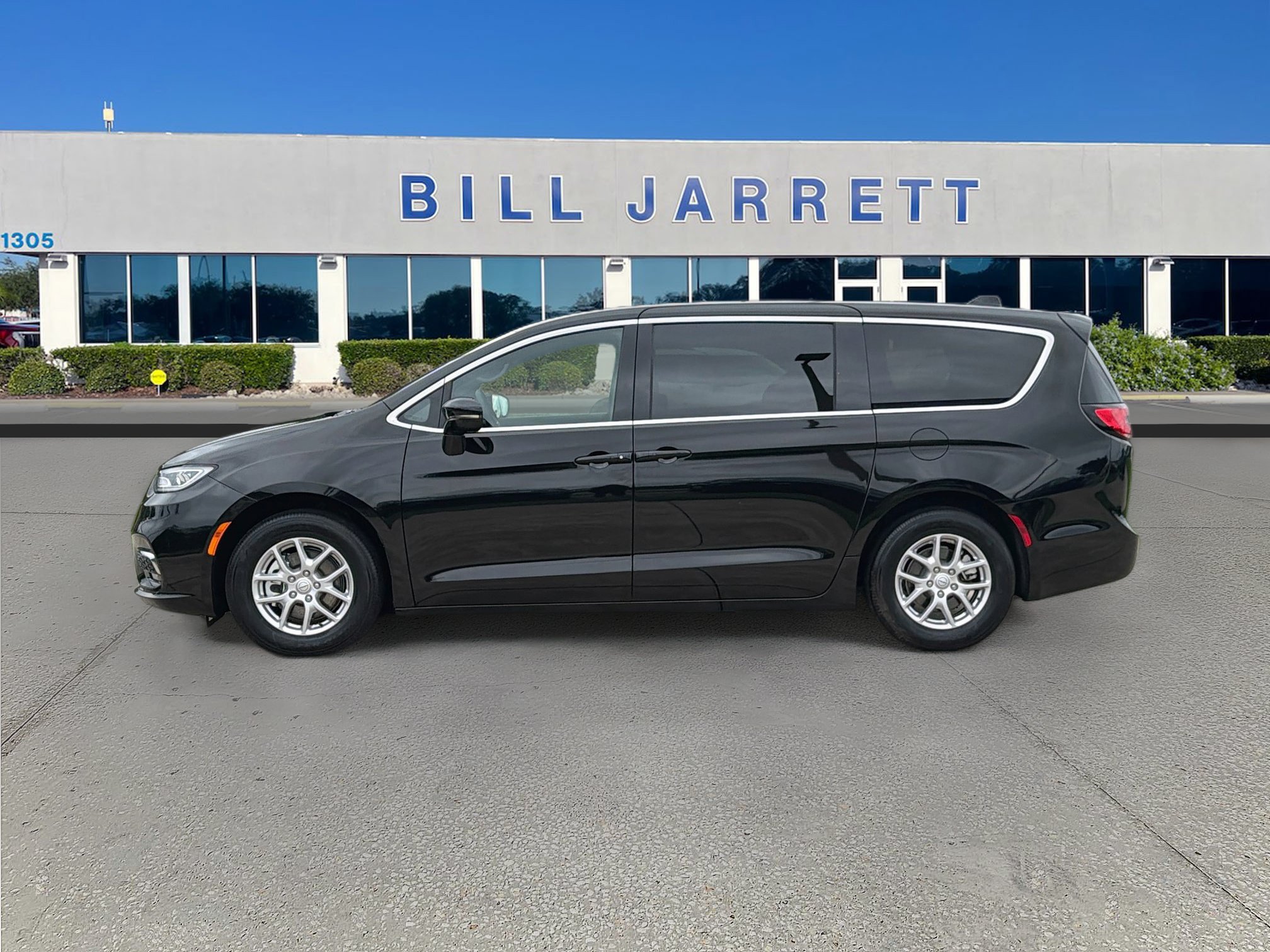Used 2025 Chrysler Pacifica Select FWD image 4
