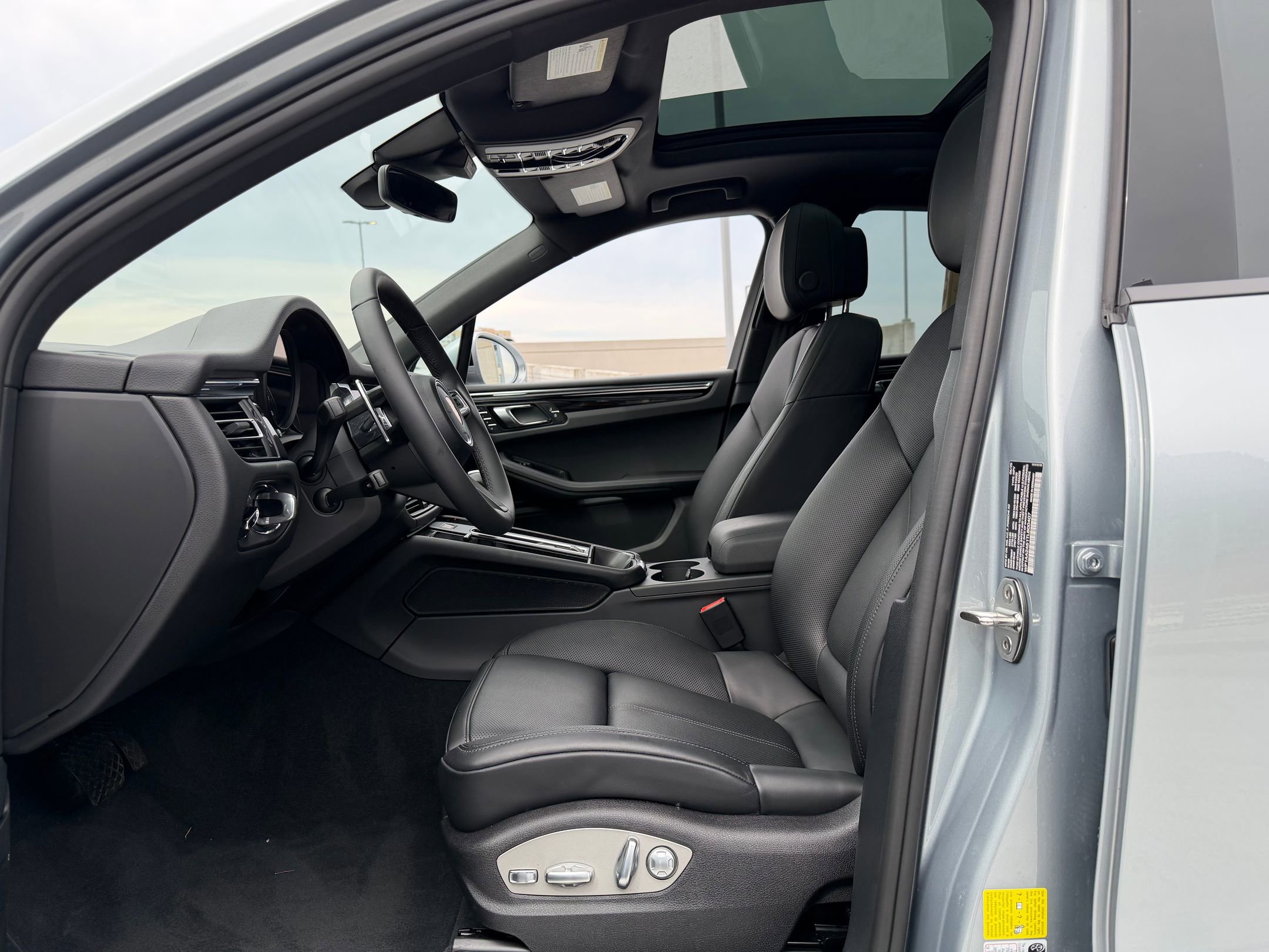 Certified 2026 Porsche Macan image 25