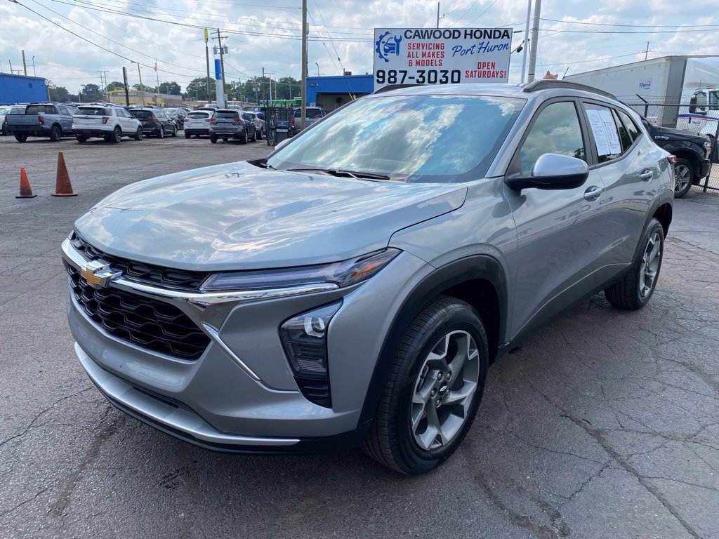 Used 2025 Chevrolet Trax LT FWD image 7