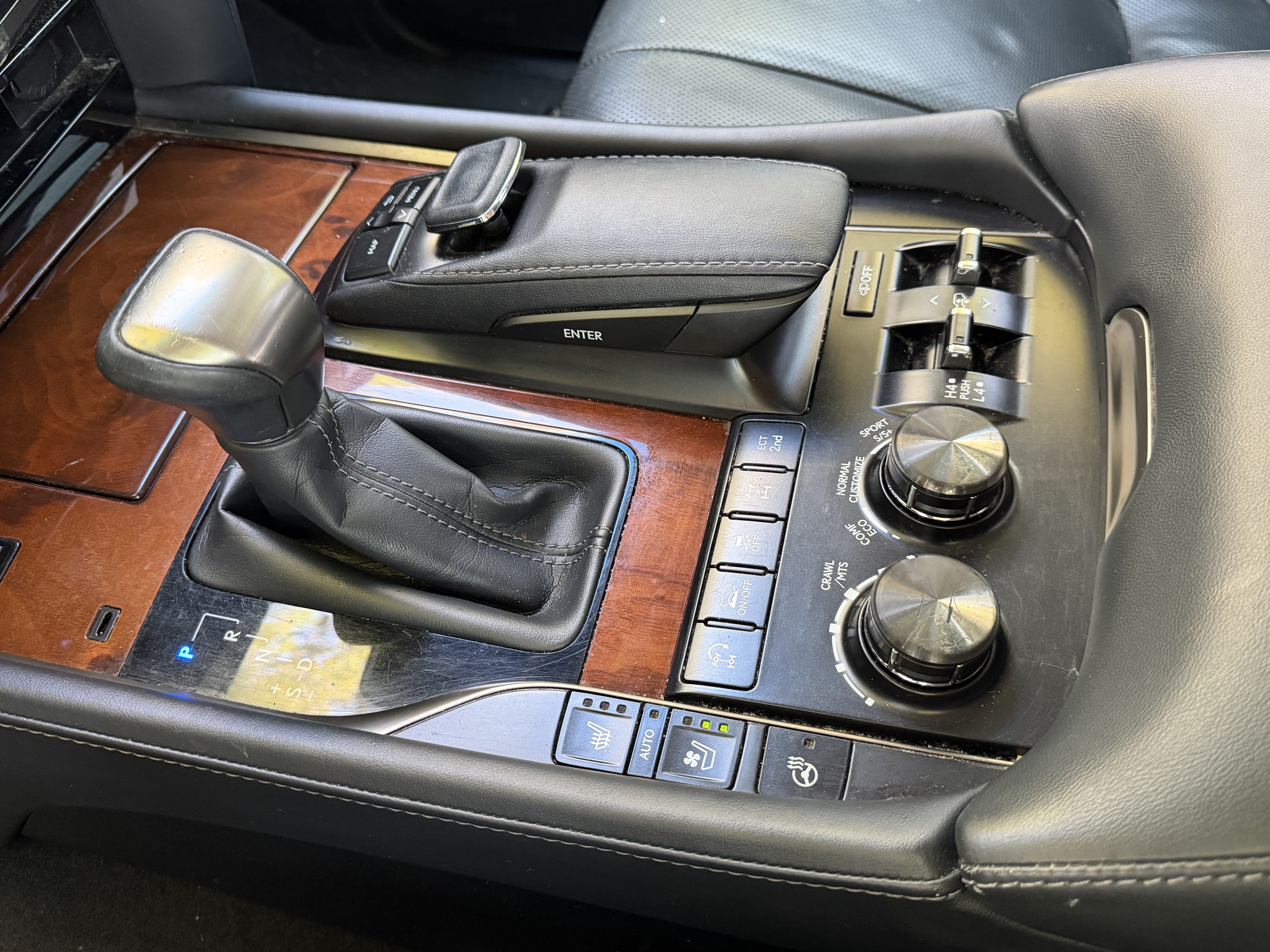 Used 2020 Lexus LX 570 4WD w/ Luxury Package image 28