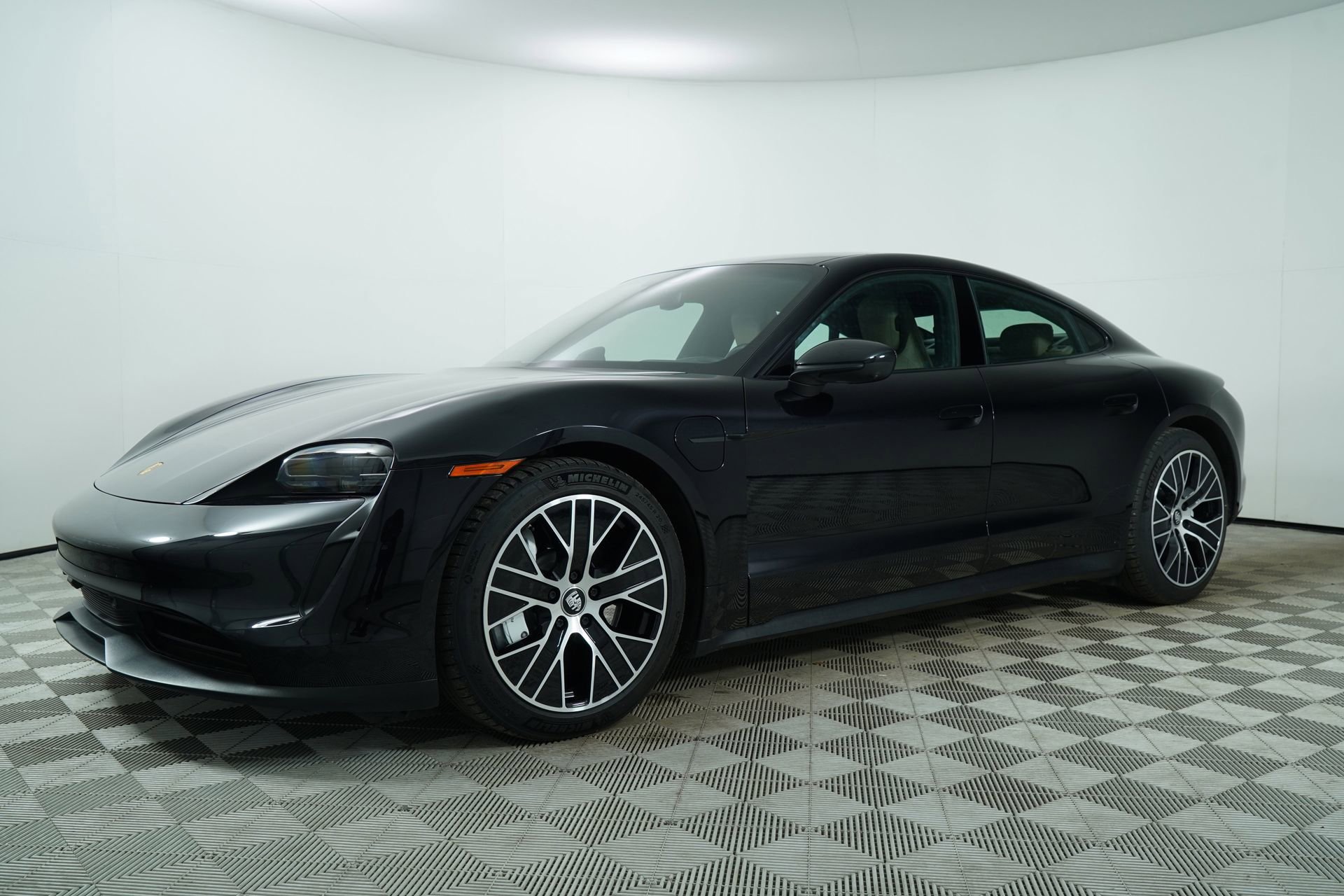 Used 2022 Porsche Taycan image 5