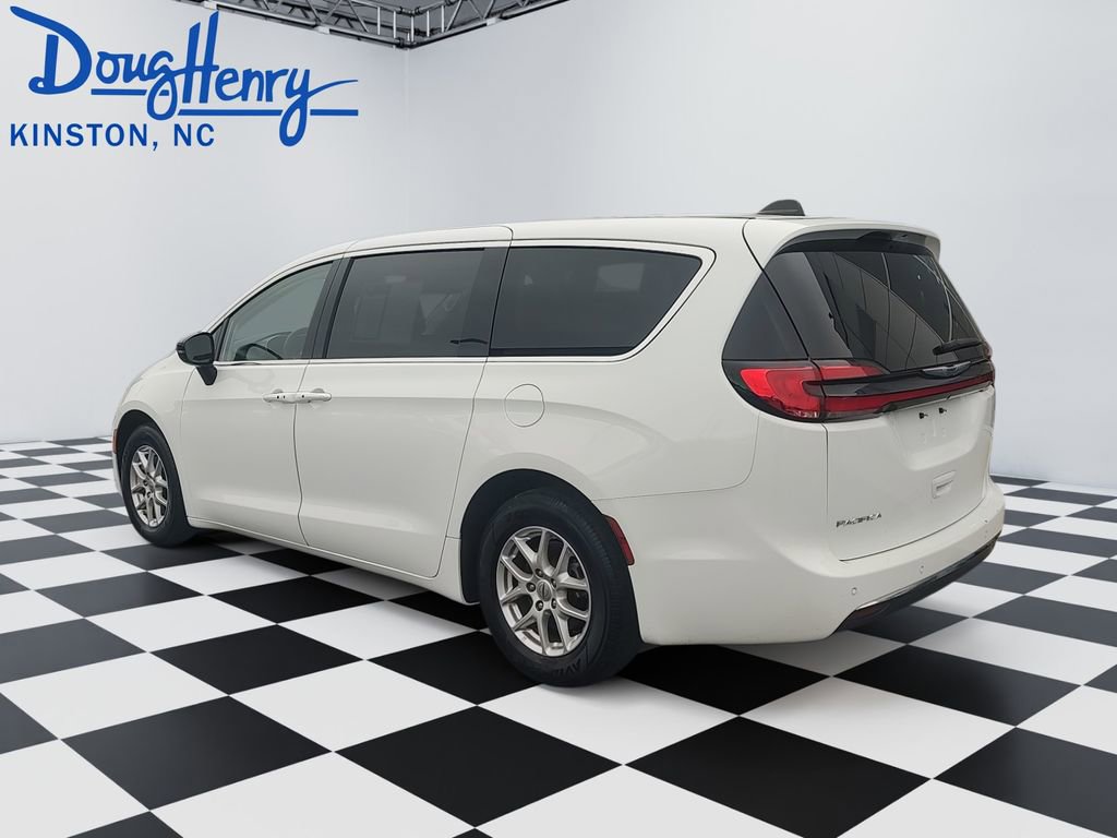Used 2024 Chrysler Pacifica Touring-L FWD image 3