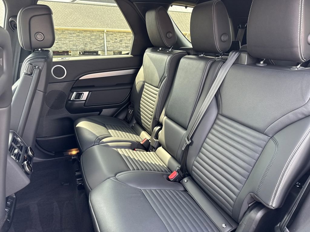 Used 2025 Land Rover Discovery Dynamic SE image 16