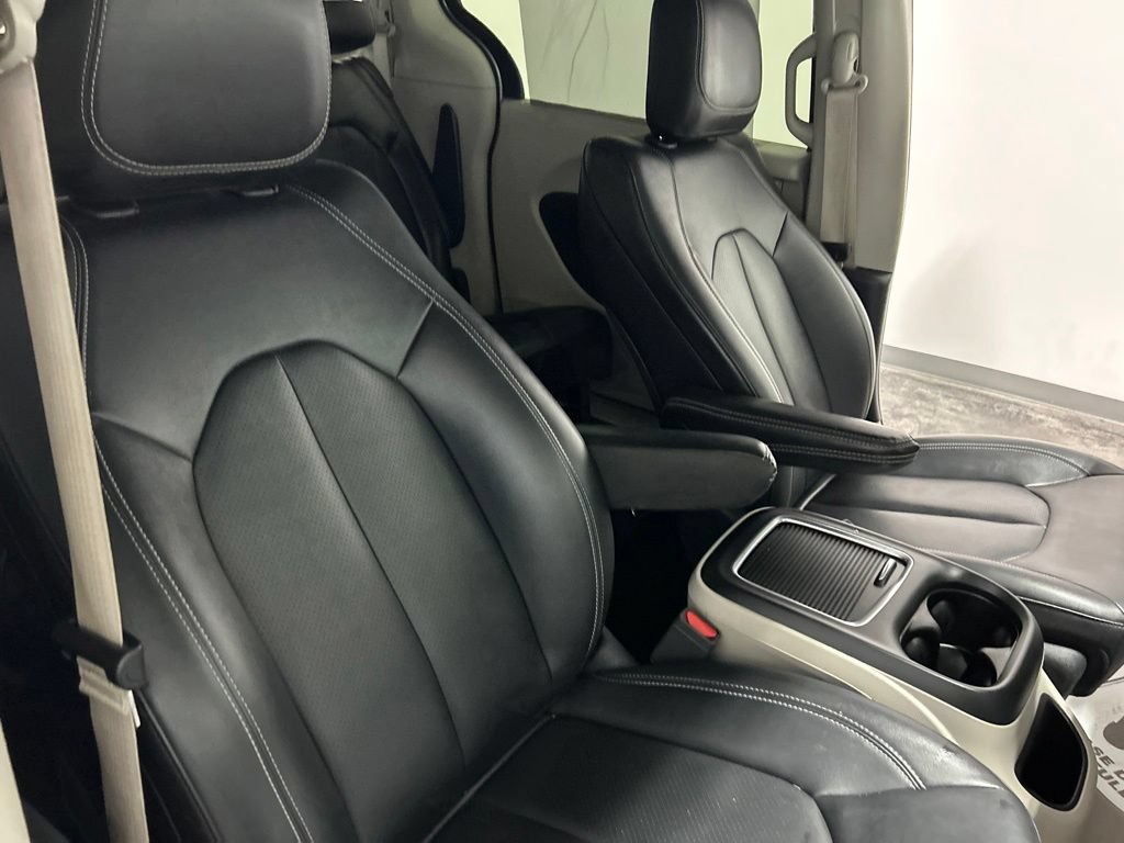 Used 2024 Chrysler Pacifica Touring-L FWD image 17