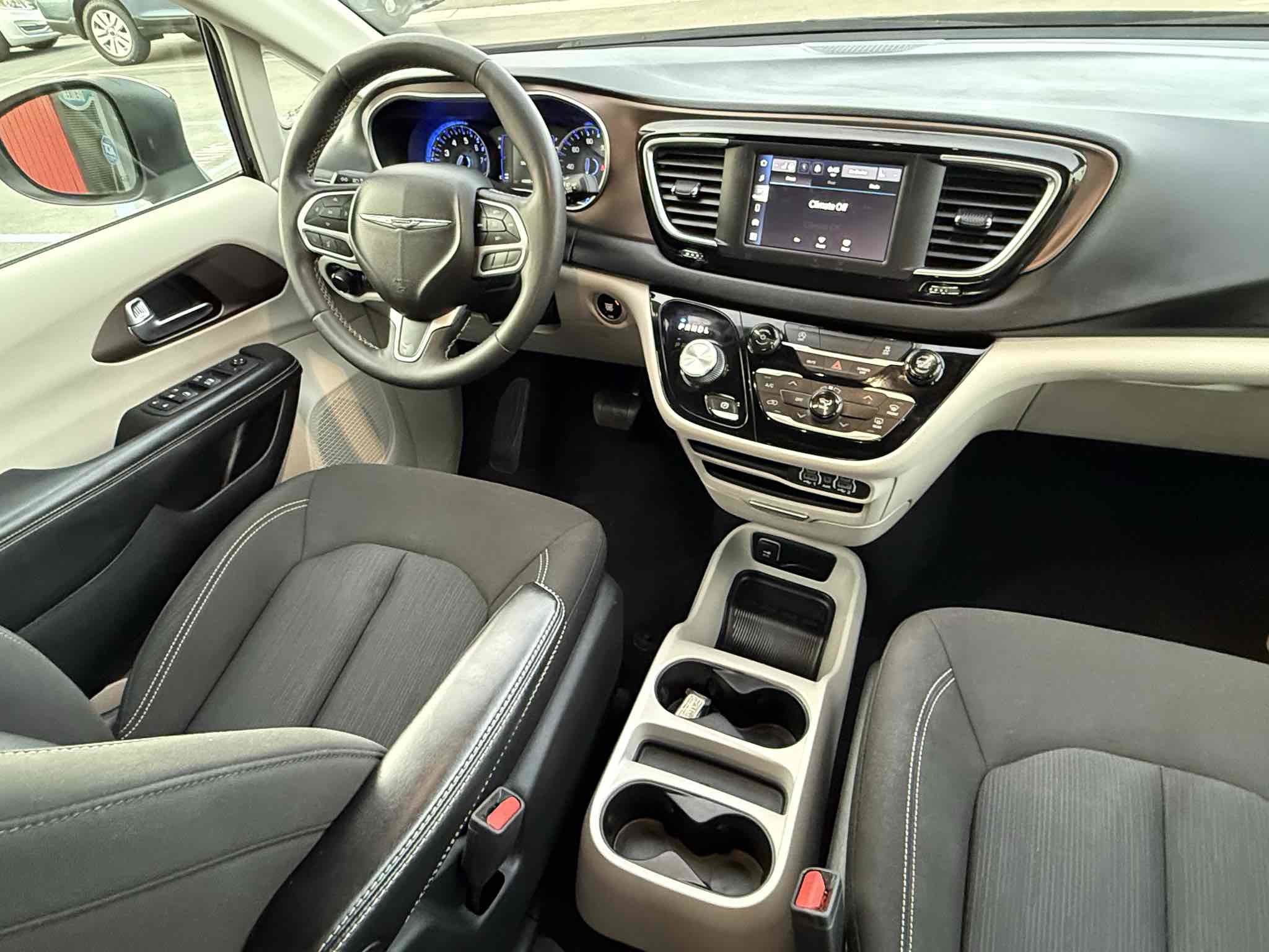 Used 2023 Chrysler Voyager LX image 27