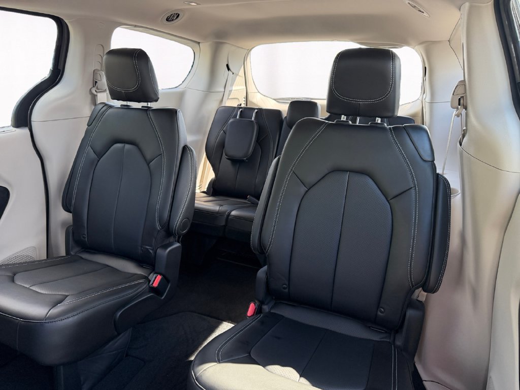 Used 2024 Chrysler Pacifica Touring-L FWD image 13