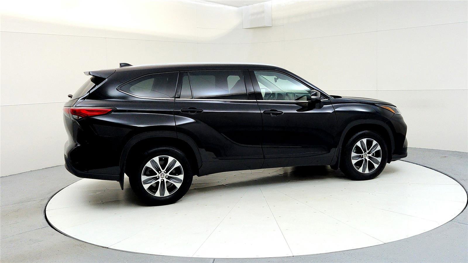 Certified 2022 Toyota Highlander XLE image 6