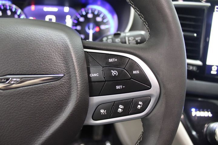 Used 2024 Chrysler Pacifica Touring-L image 39