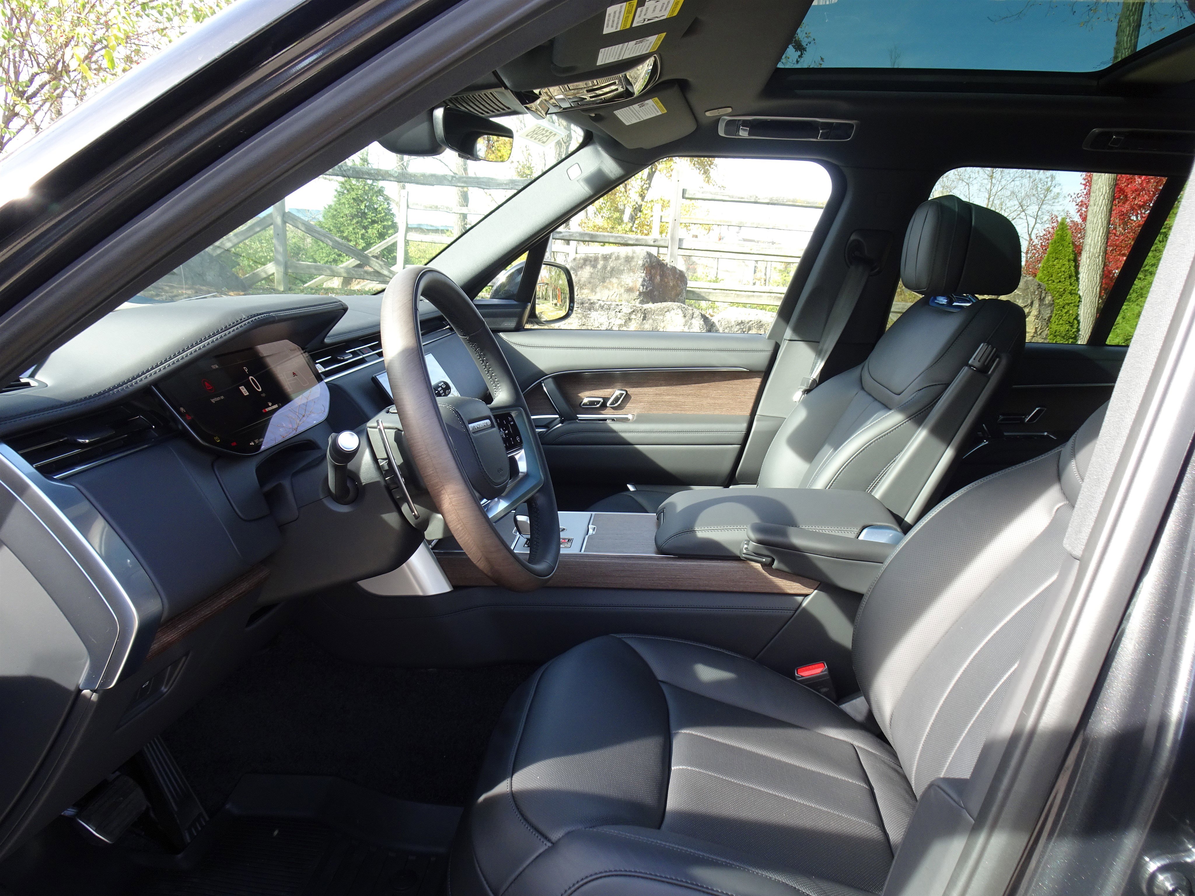 New 2025 Land Rover Range Rover SE image 2