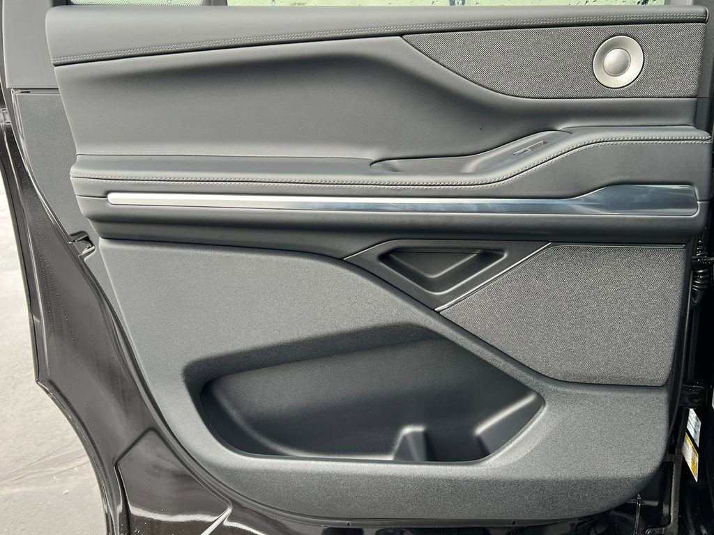 New 2026 Lincoln Navigator L Reserve w/ Jet Appearance Package image 36