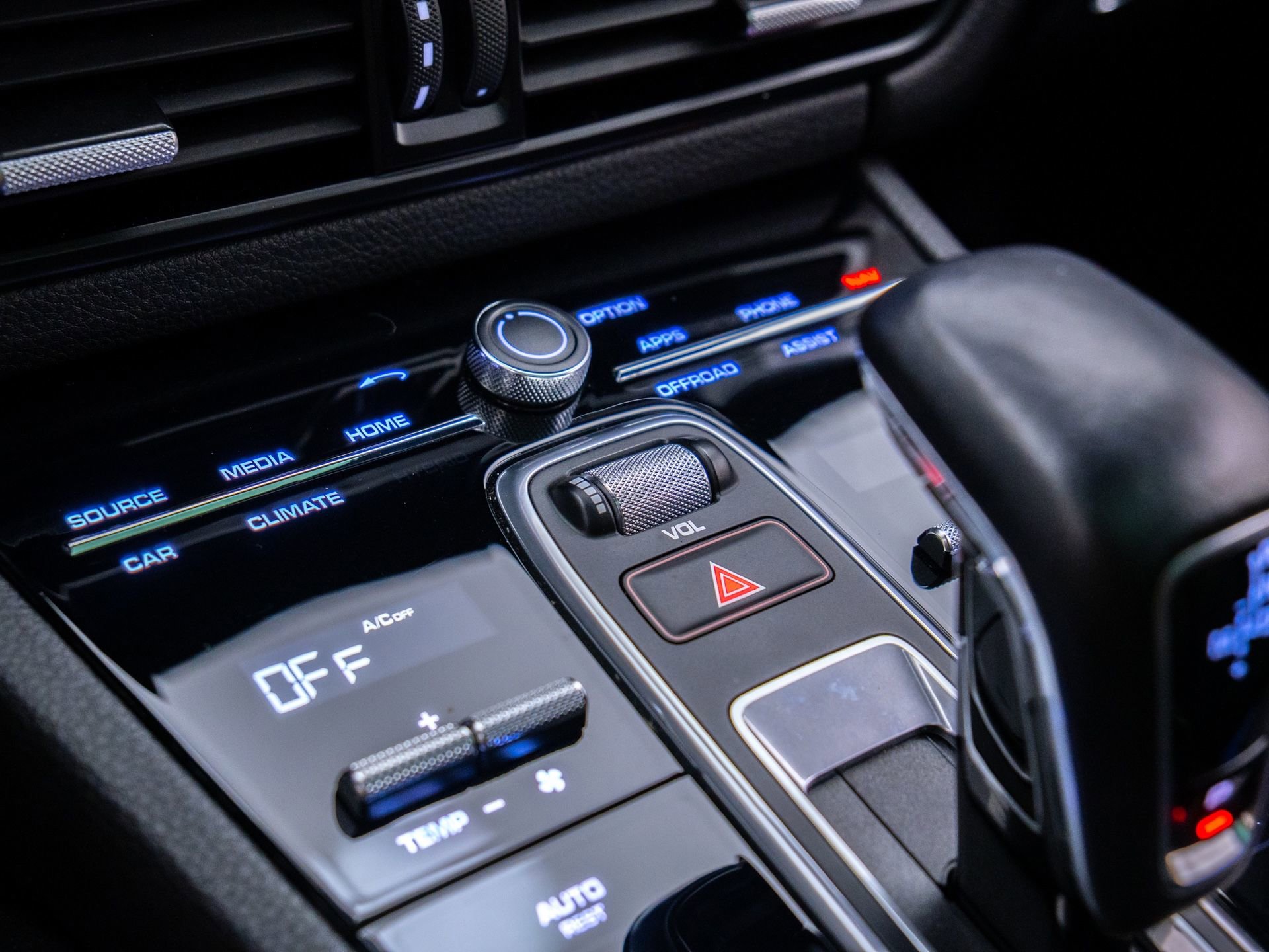 Certified 2023 Porsche Cayenne Platinum Edition image 26