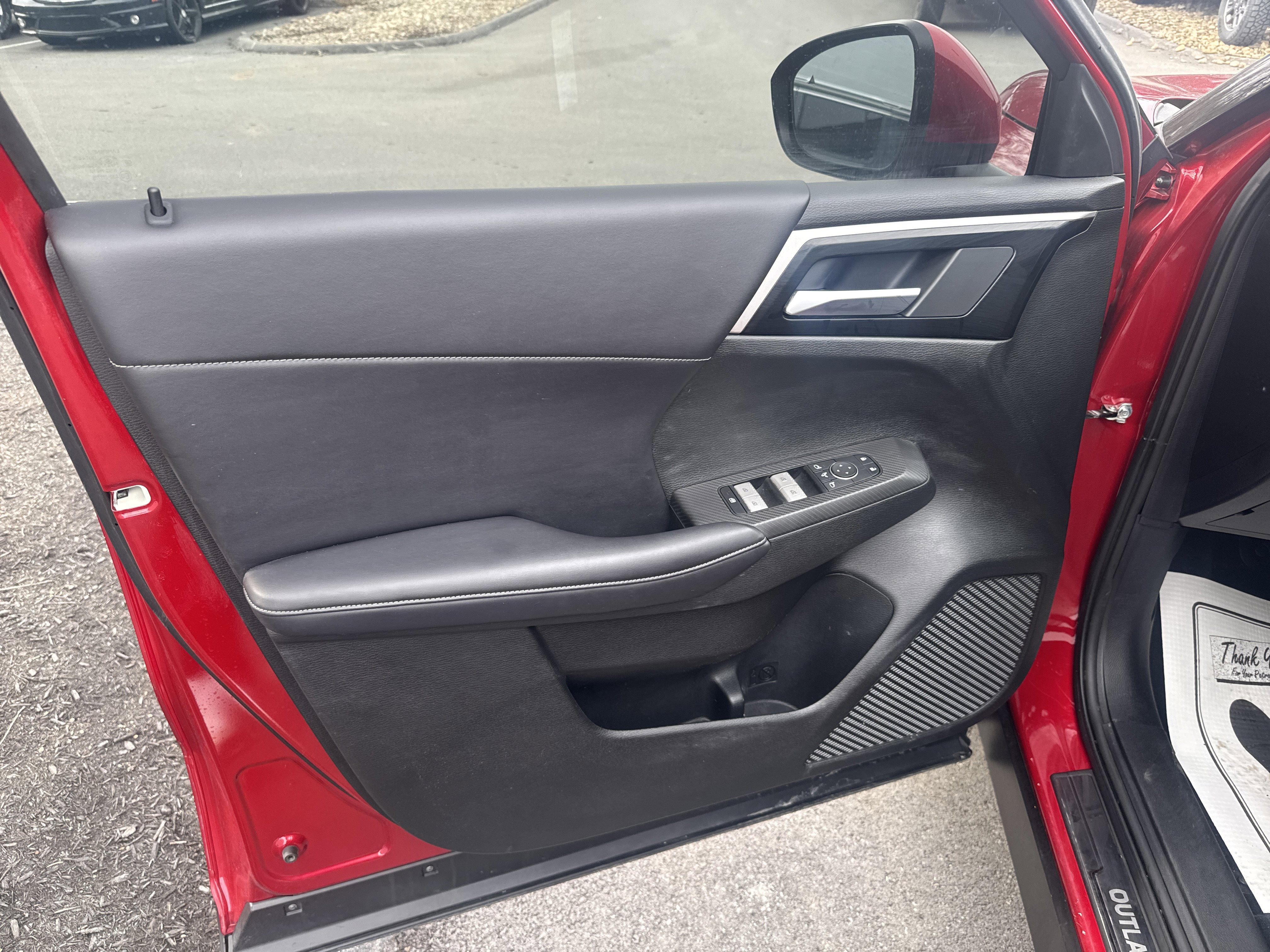 Used 2024 Mitsubishi Outlander SE image 16