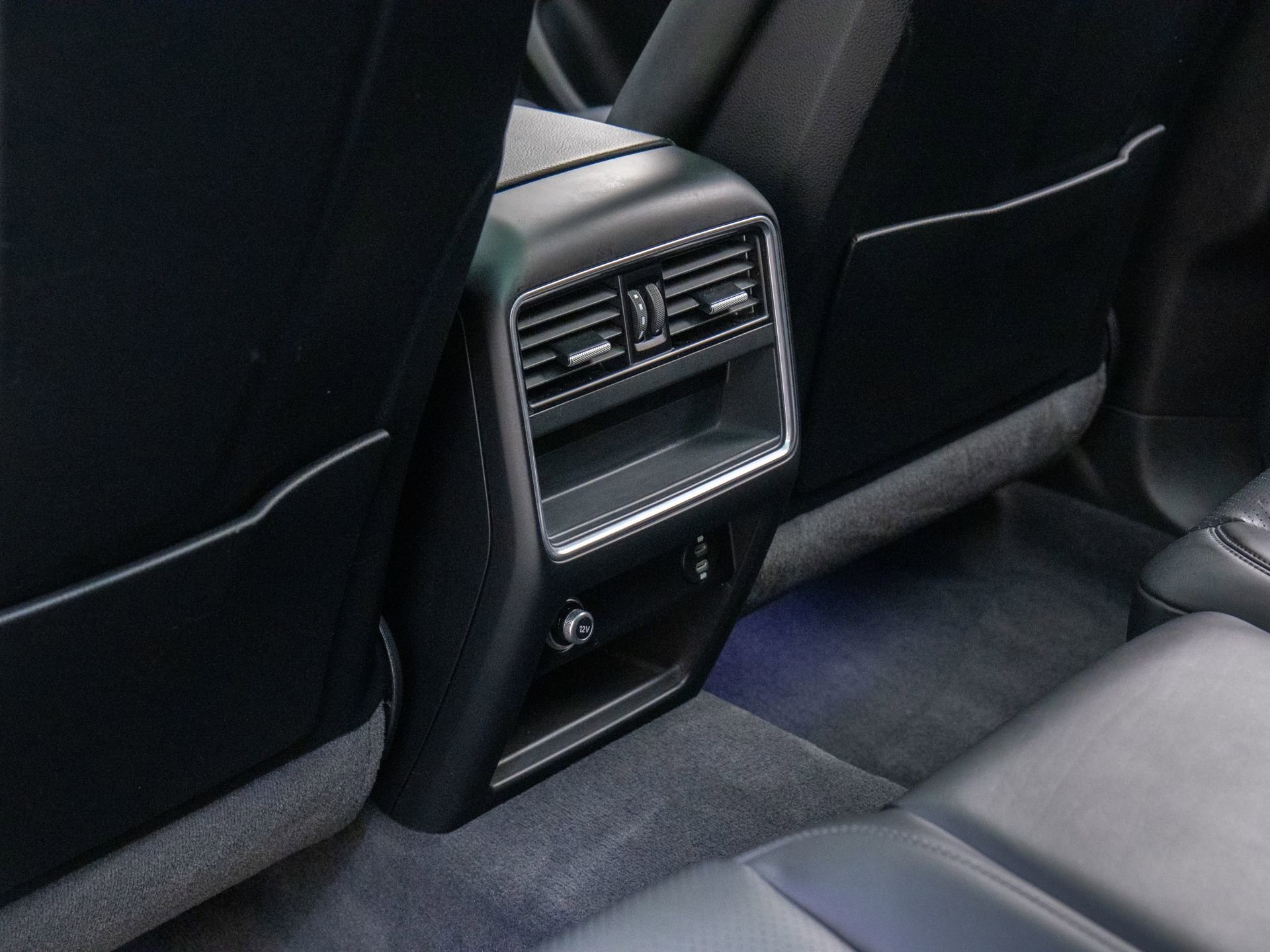 Certified 2023 Porsche Cayenne Platinum Edition image 19