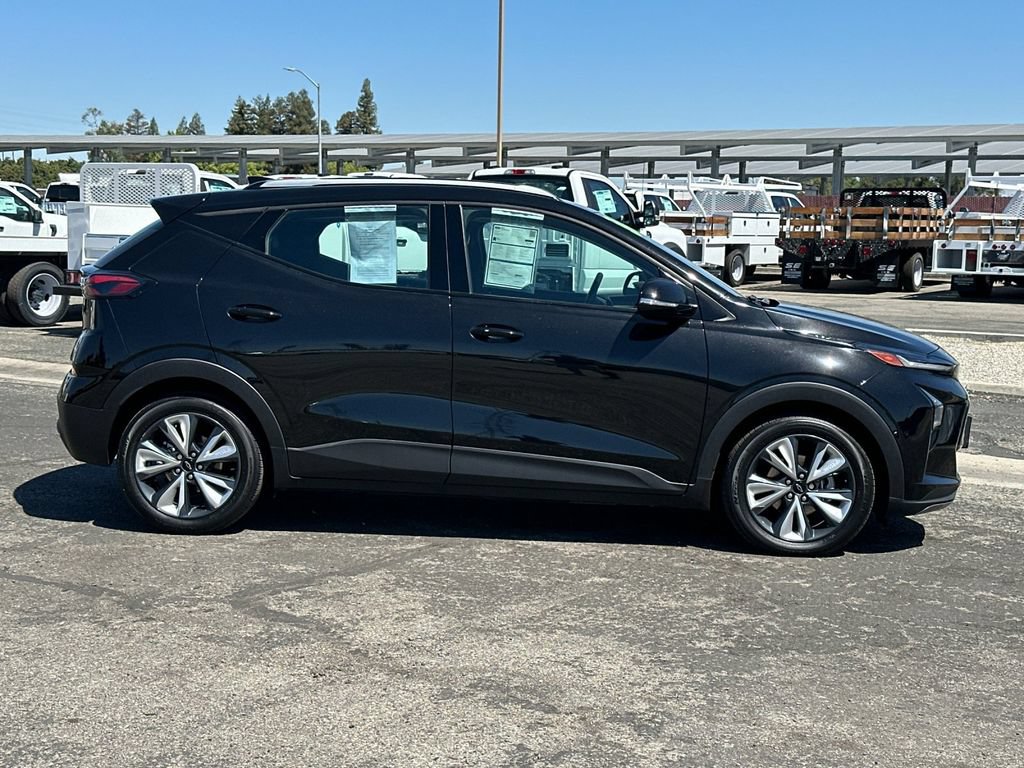 Used 2023 Chevrolet Bolt EUV LT w/ Convenience Package FWD image 2