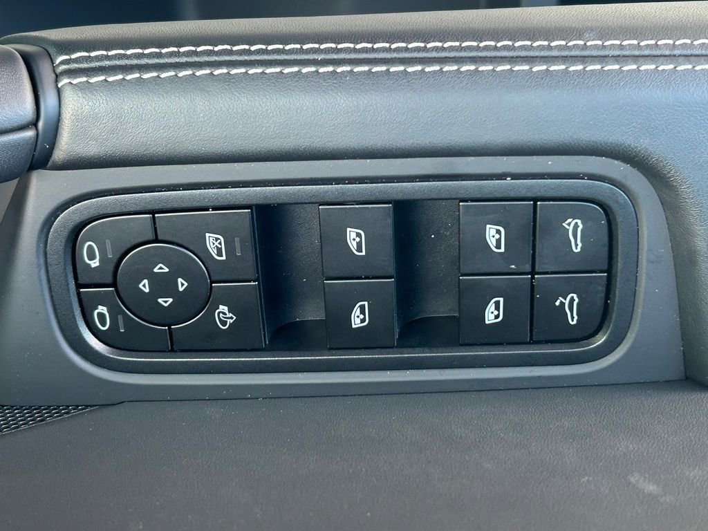 Used 2025 Porsche Cayenne GTS AWD/4WD image 26