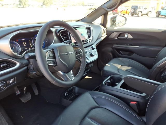 Used 2025 Chrysler Pacifica Select image 11
