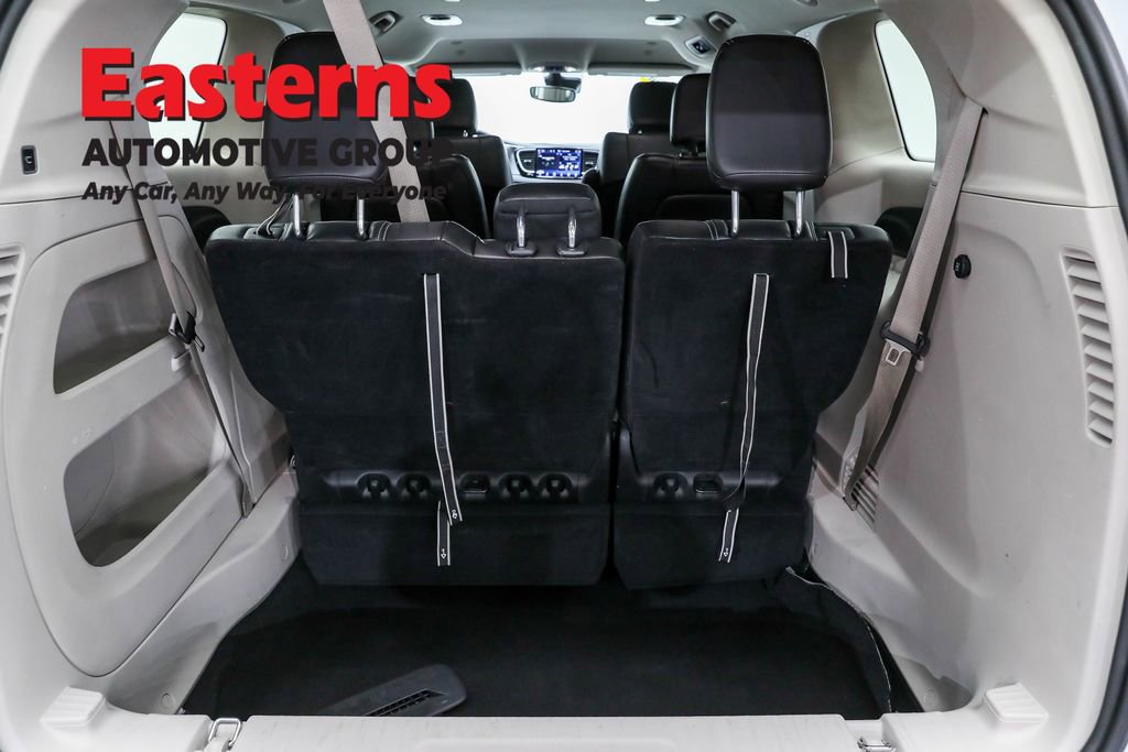 Used 2024 Chrysler Pacifica Touring-L image 9