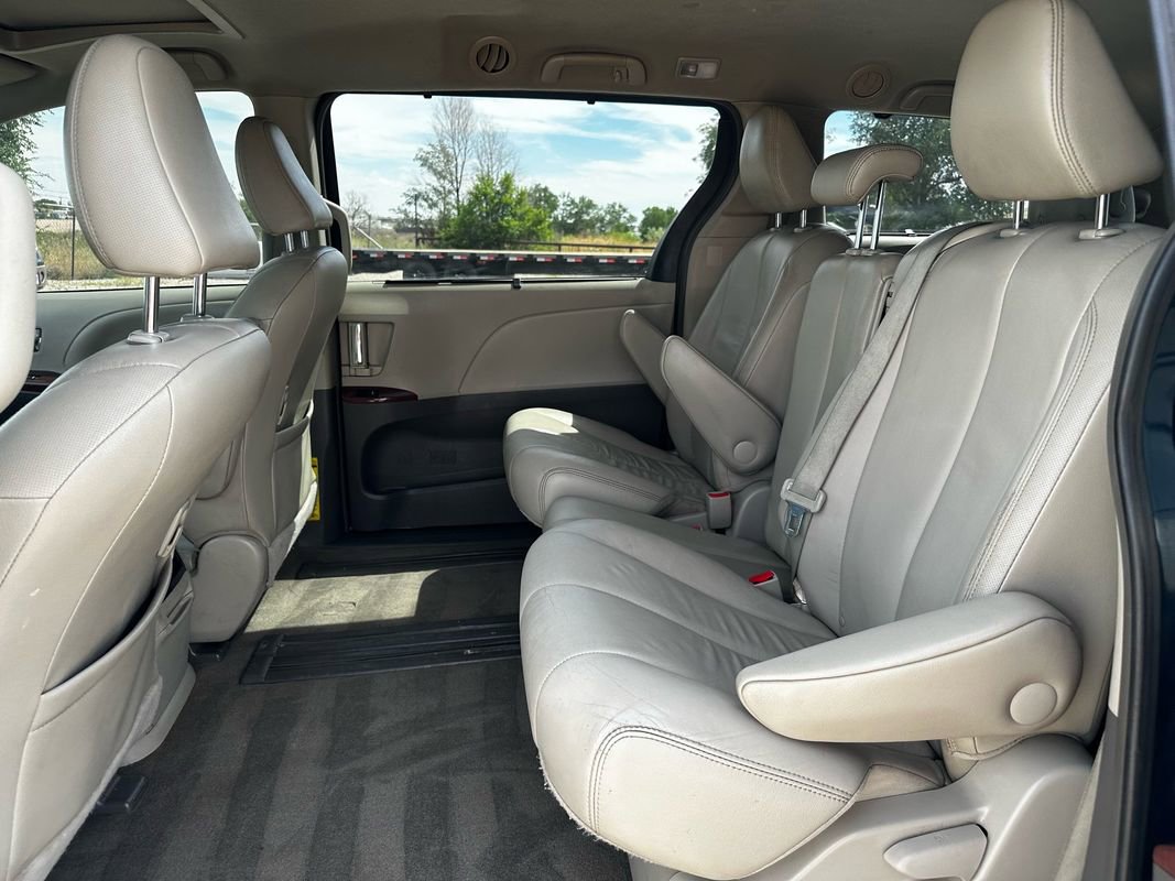 Used 2012 Toyota Sienna XLE image 26