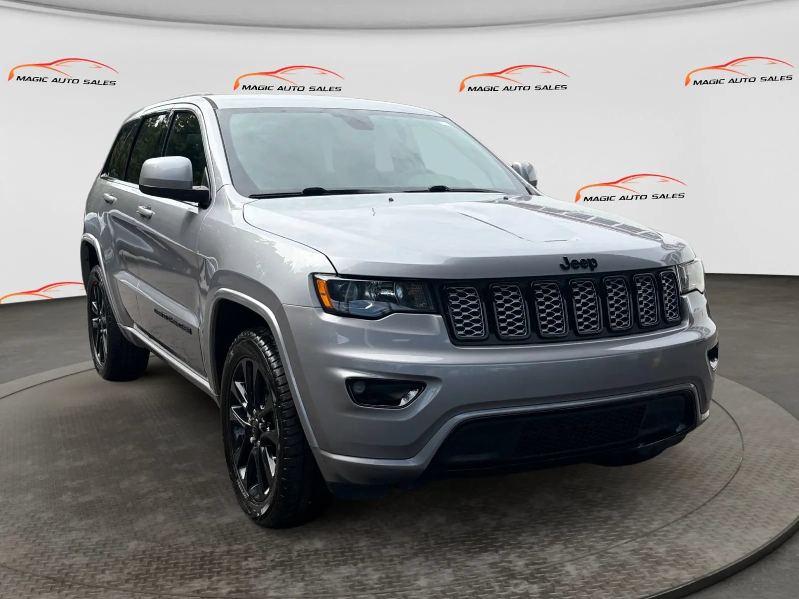Used 2021 Jeep Grand Cherokee Laredo X AWD/4WD image 5