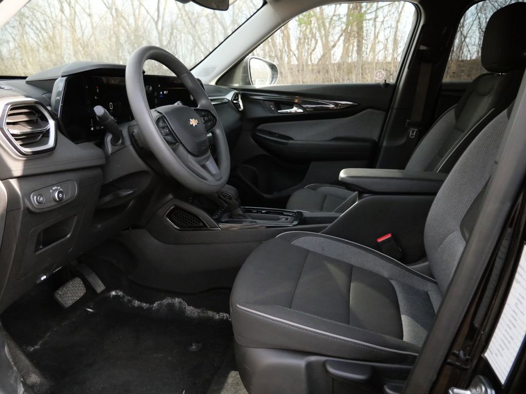 Used 2025 Chevrolet TrailBlazer LT AWD/4WD image 13