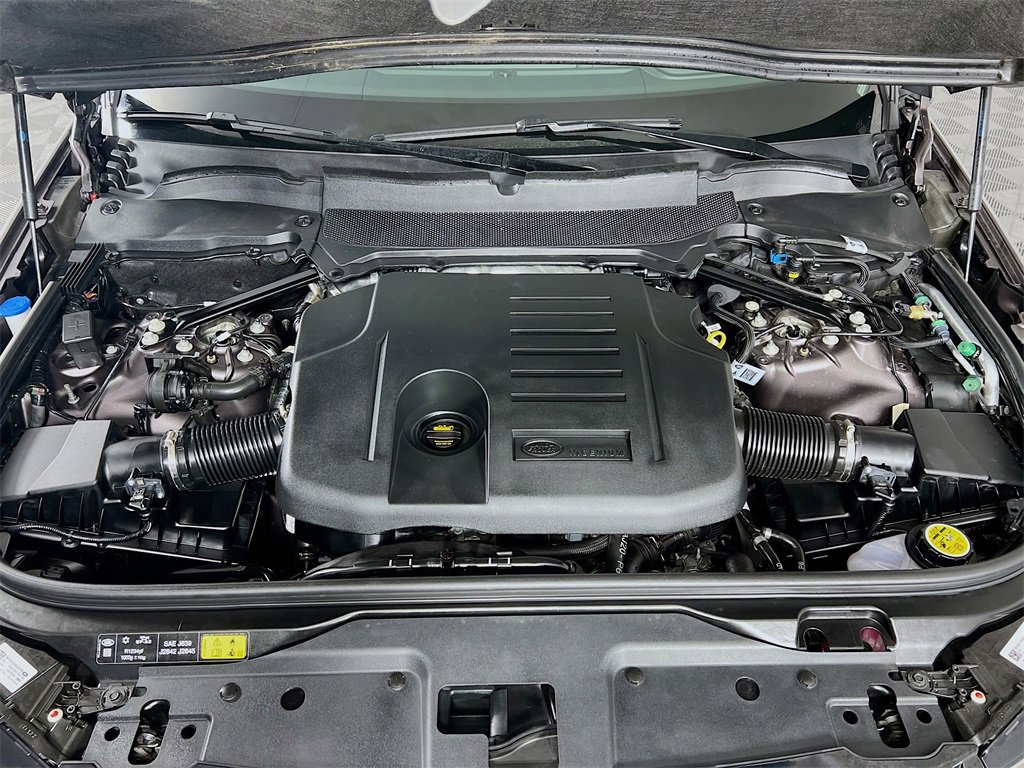 Used 2025 Land Rover Discovery Metropolitan Edition image 33