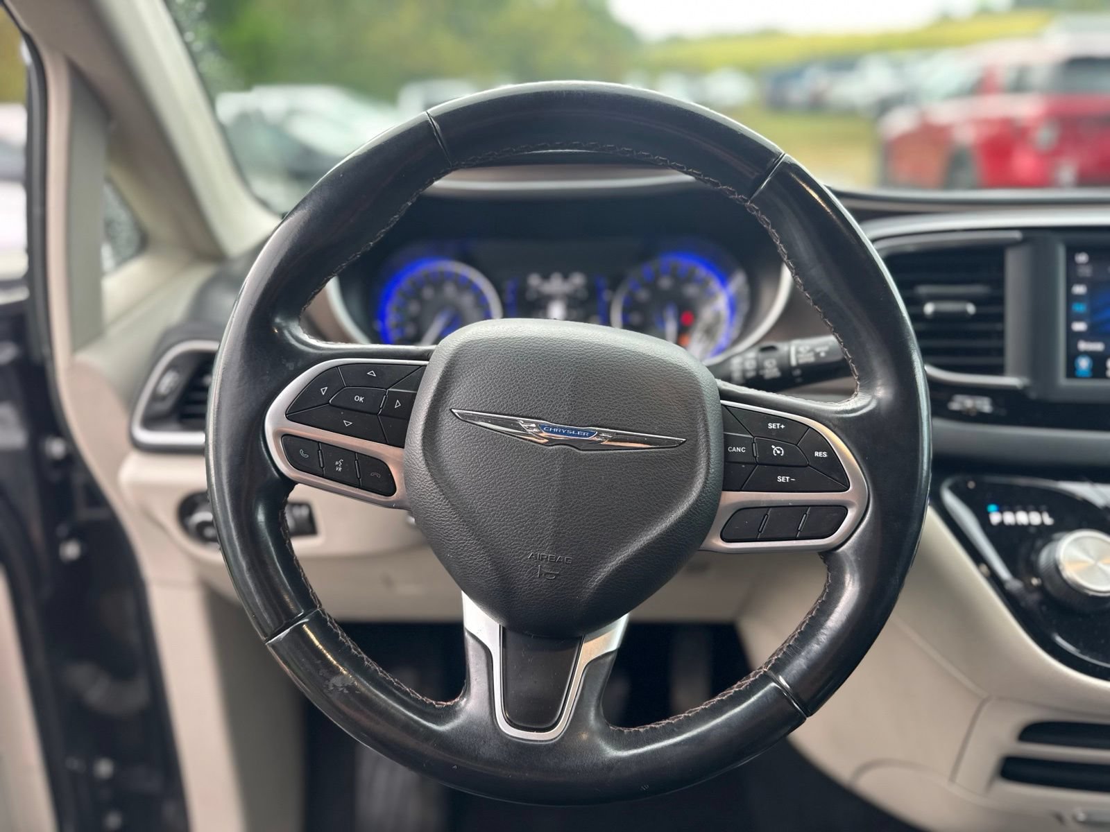 Used 2018 Chrysler Pacifica Touring-L FWD image 17