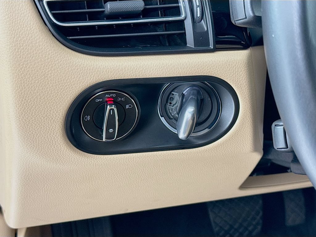 Certified 2022 Porsche Macan AWD/4WD image 14