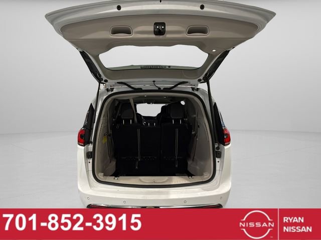 Used 2023 Chrysler Pacifica Touring-L image 34