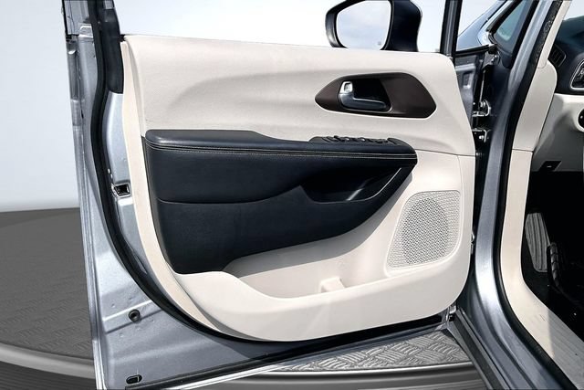 Used 2020 Chrysler Voyager L FWD image 18