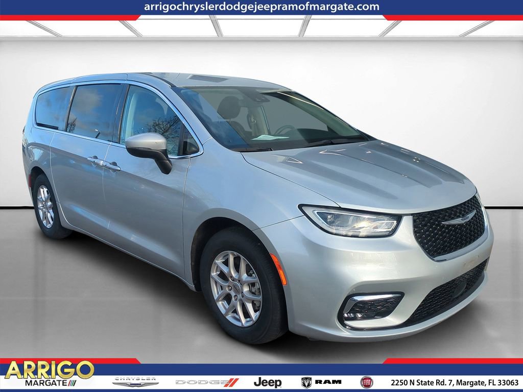 Used 2023 Chrysler Pacifica Touring-L image 1