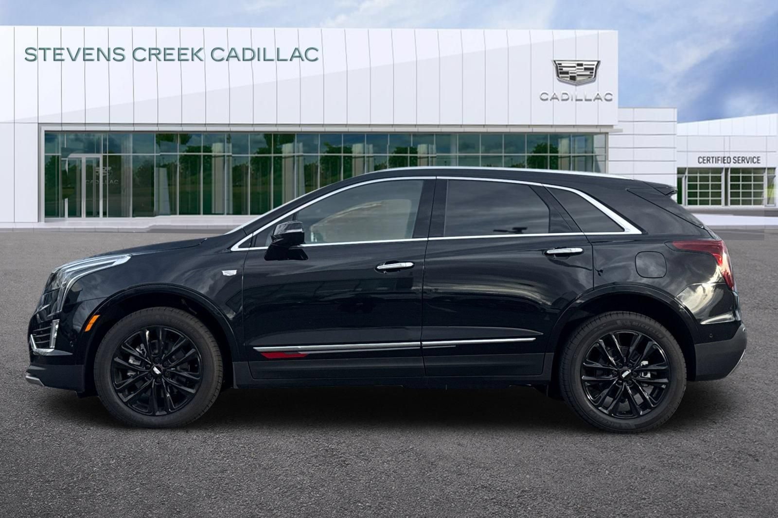 Used 2025 Cadillac XT5 Premium Luxury w/ LPO, Red Accent Package FWD image 6