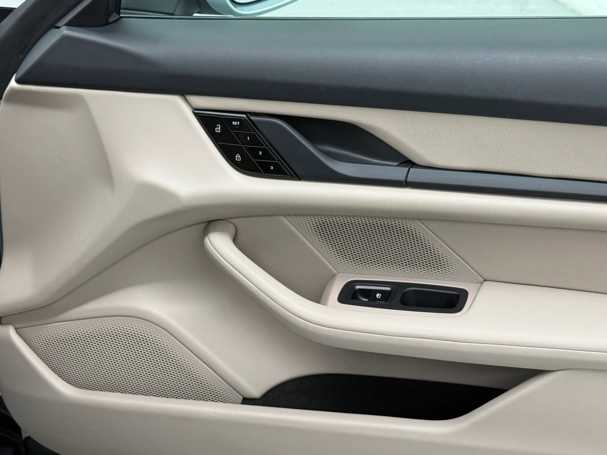 Used 2021 Porsche Taycan image 19