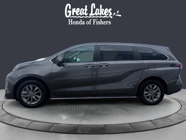 Used 2022 Toyota Sienna LE image 2