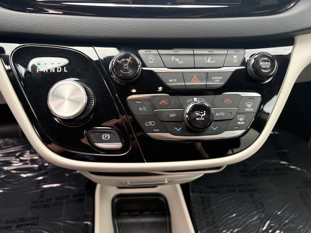 Used 2024 Chrysler Pacifica Touring-L FWD image 20