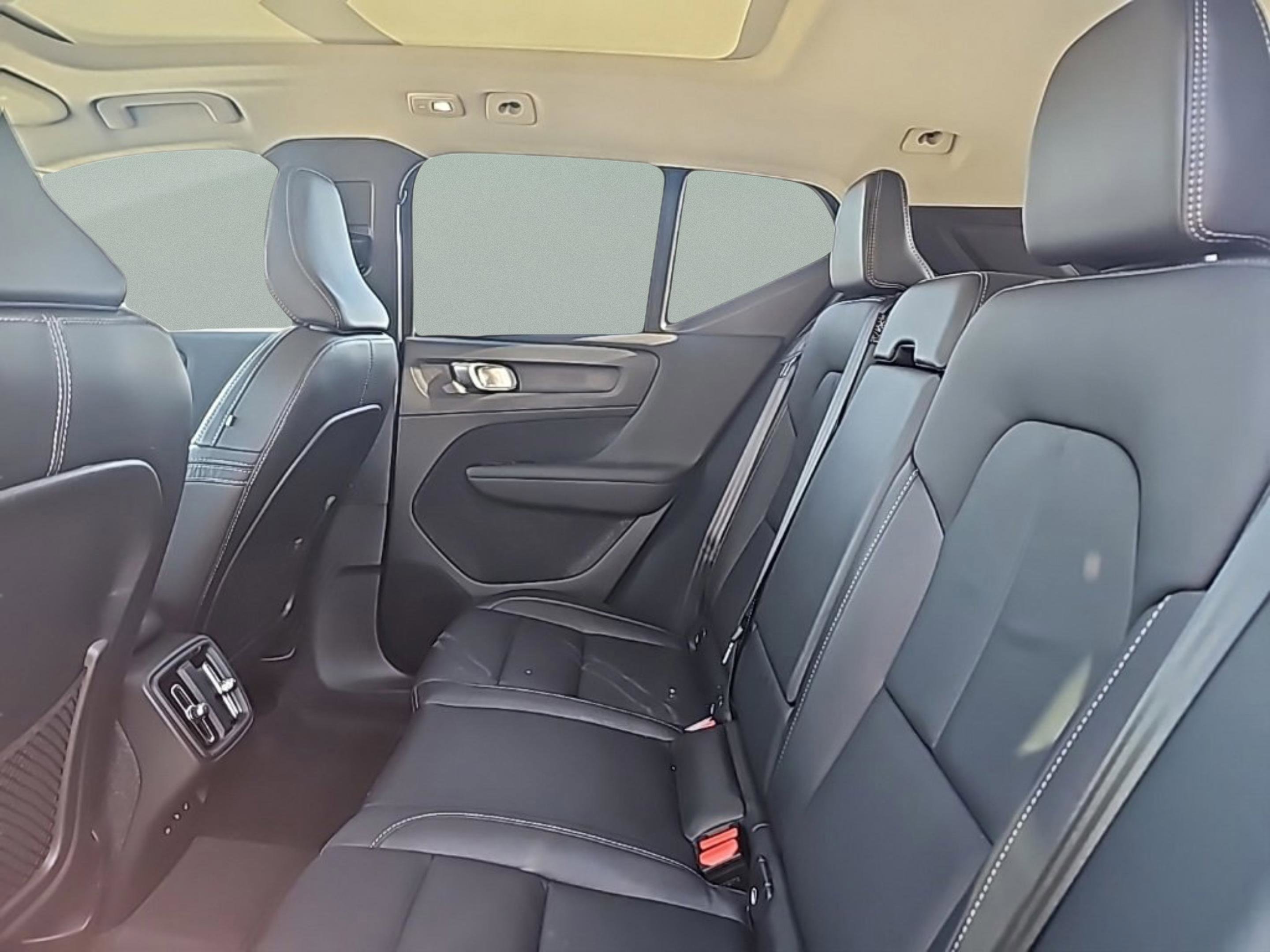 Used 2023 Volvo XC40 B5 Plus w/ Protection Package Premier image 31