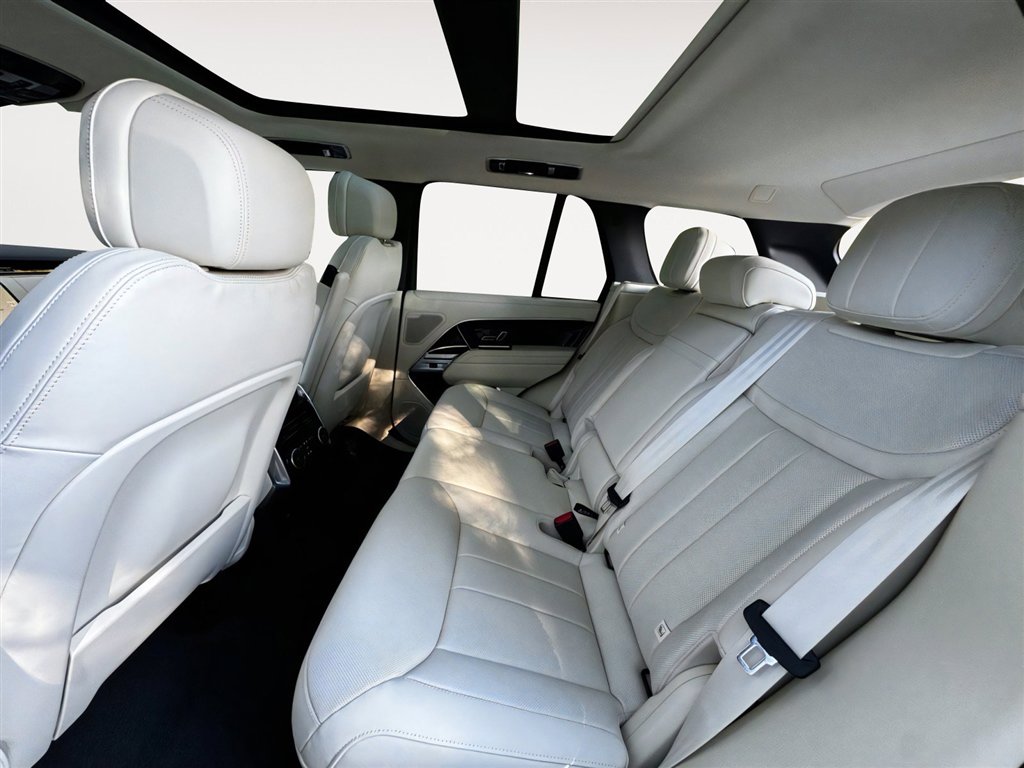 New 2025 Land Rover Range Rover SE image 15