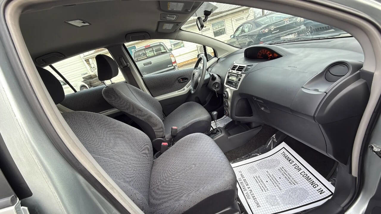 Used 2010 Toyota Yaris 4-Door Hatchback image 12