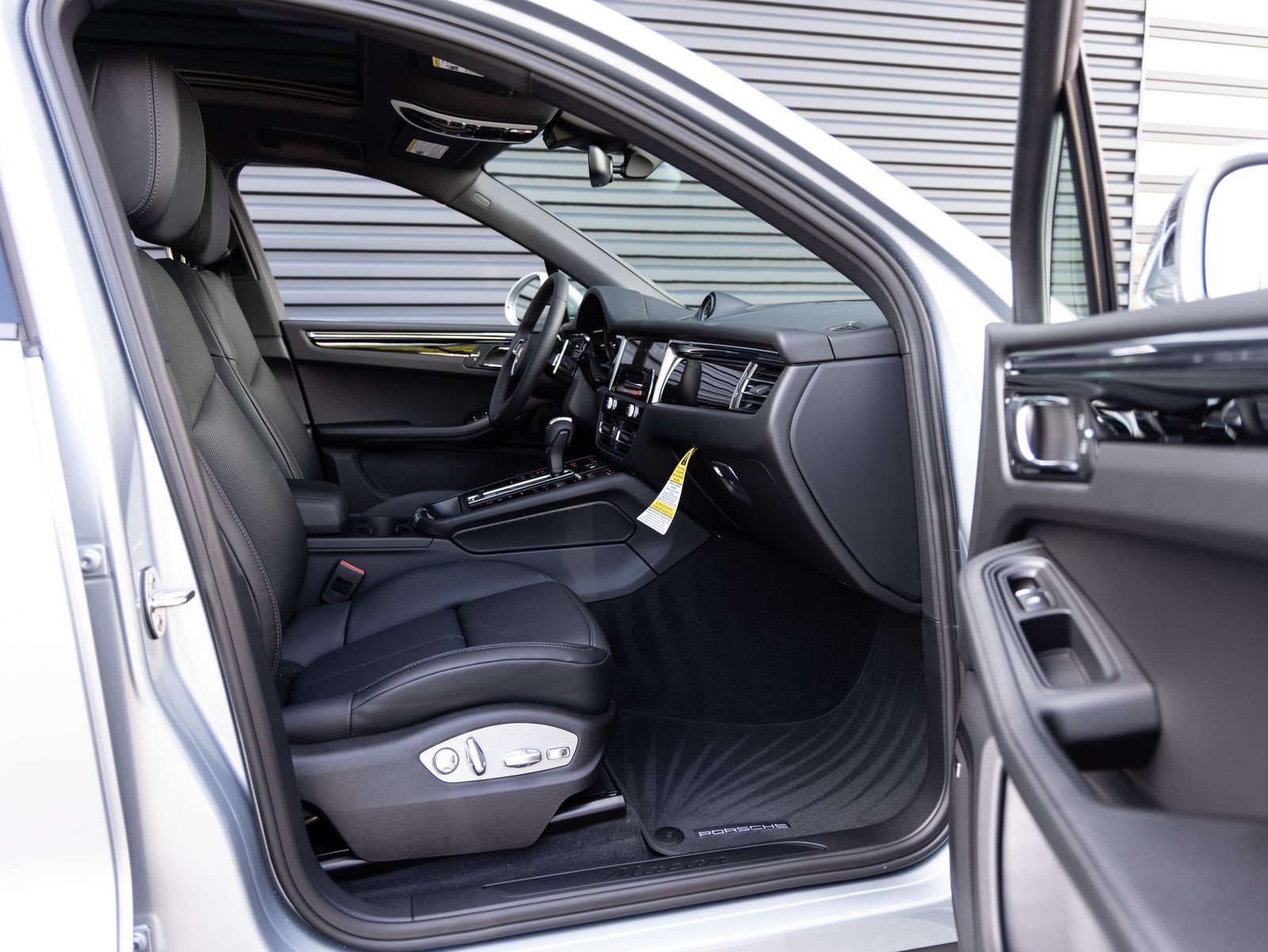 Certified 2026 Porsche Macan AWD/4WD image 32