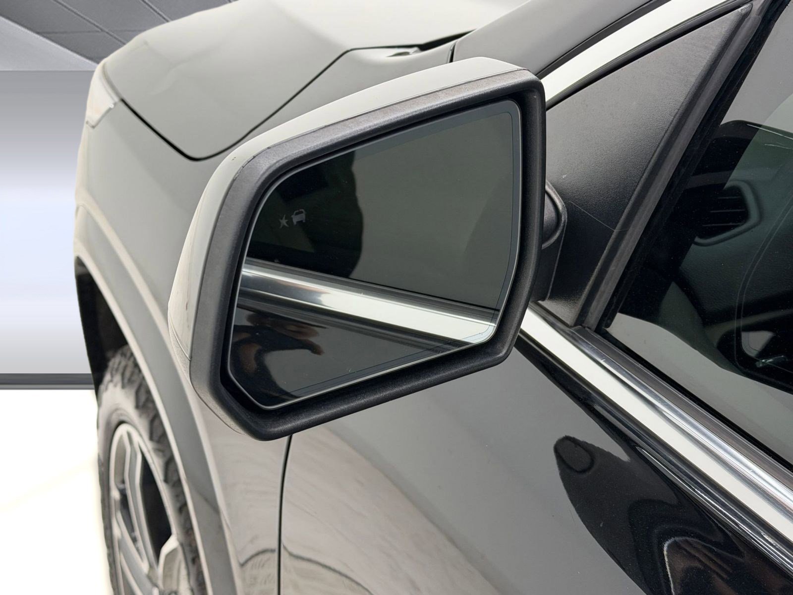 Used 2018 GMC Acadia Denali w/ Technology Package image 25