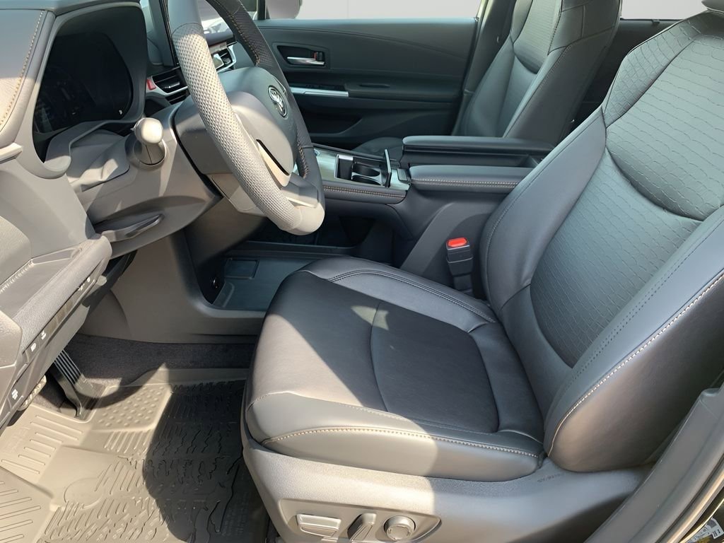 Used 2025 Toyota Sienna XLE Woodland Edition image 34