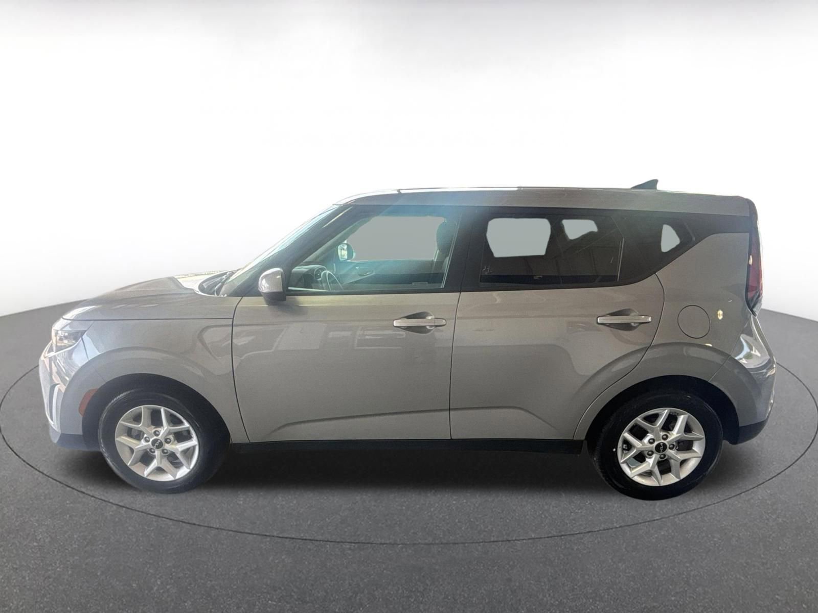 Used 2025 Kia Soul LX w/ LX Technology Package FWD image 11