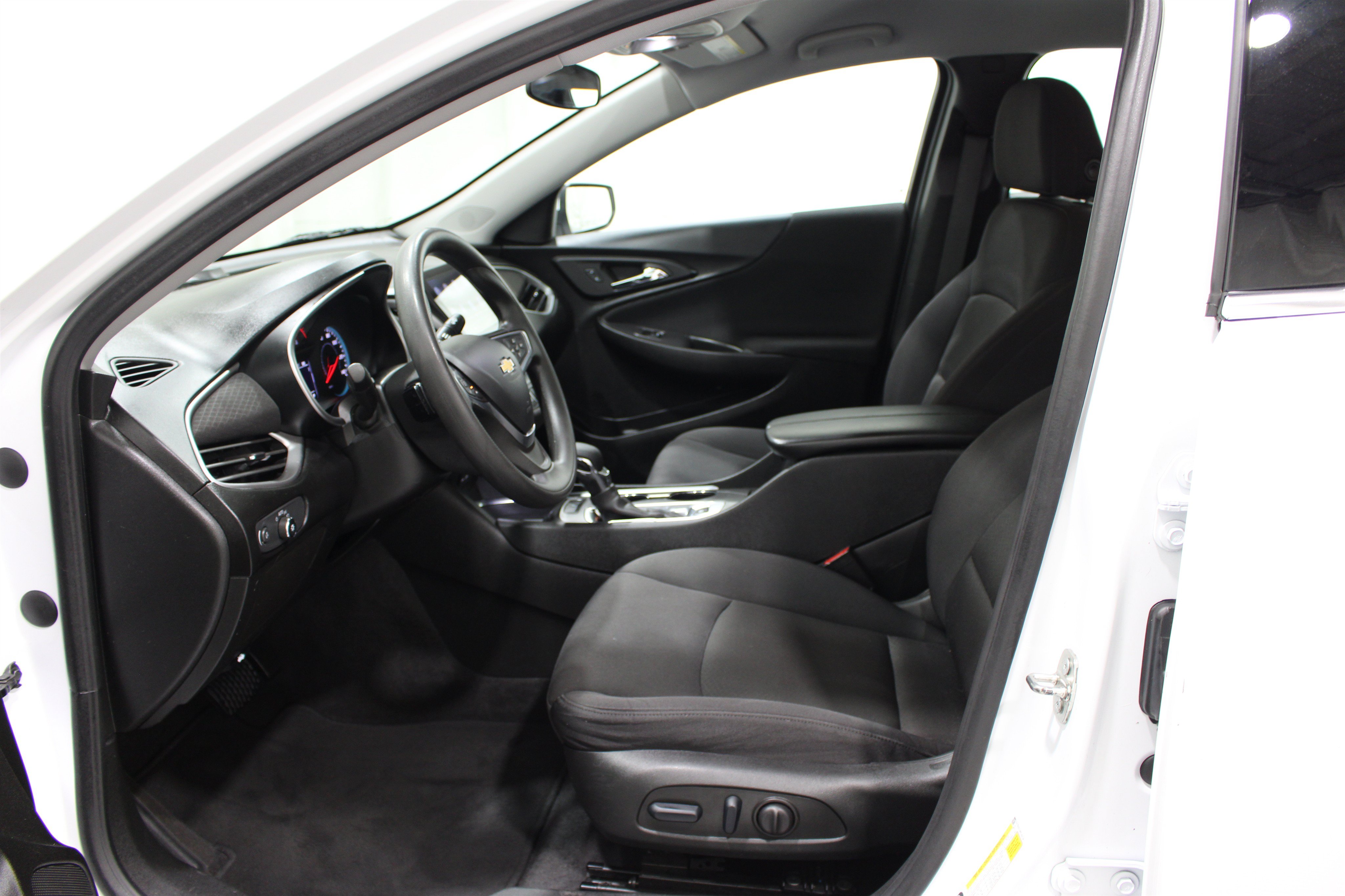 Used 2023 Chevrolet Malibu LT FWD image 3