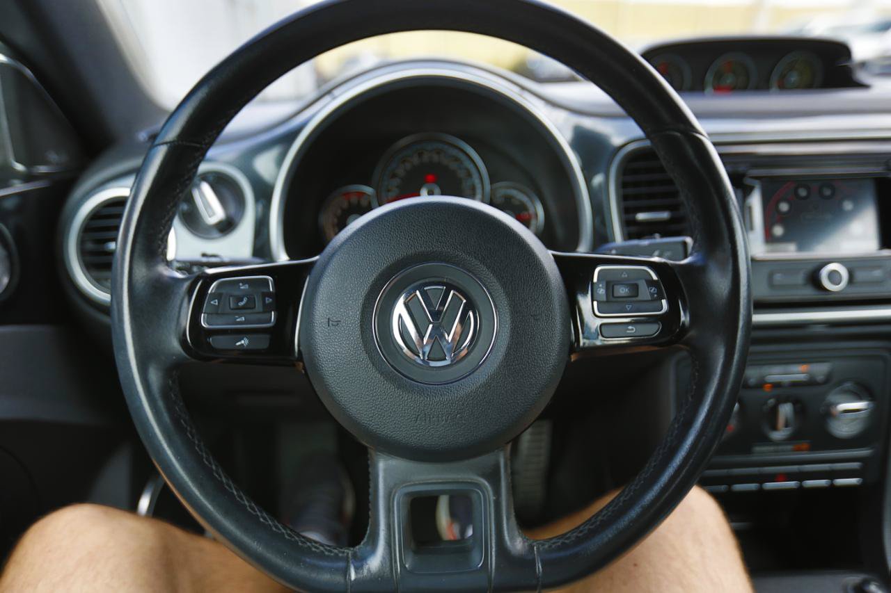 Used 2013 Volkswagen Beetle 2.0T FWD image 9