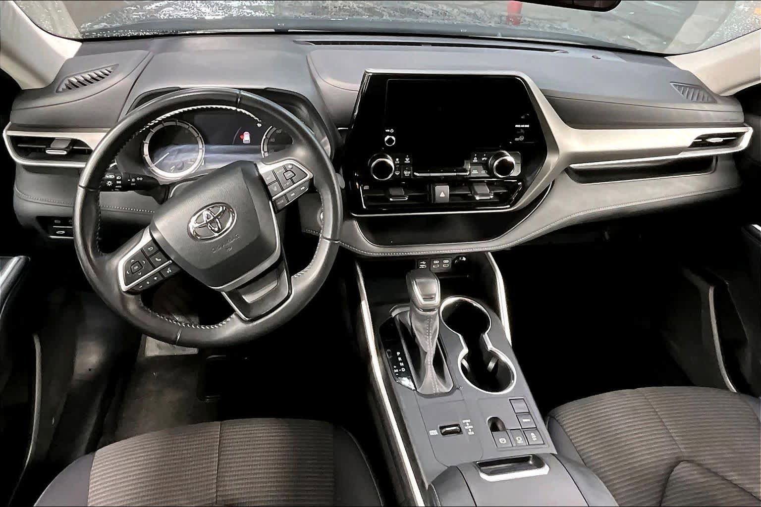 Used 2025 Toyota Highlander LE FWD image 15