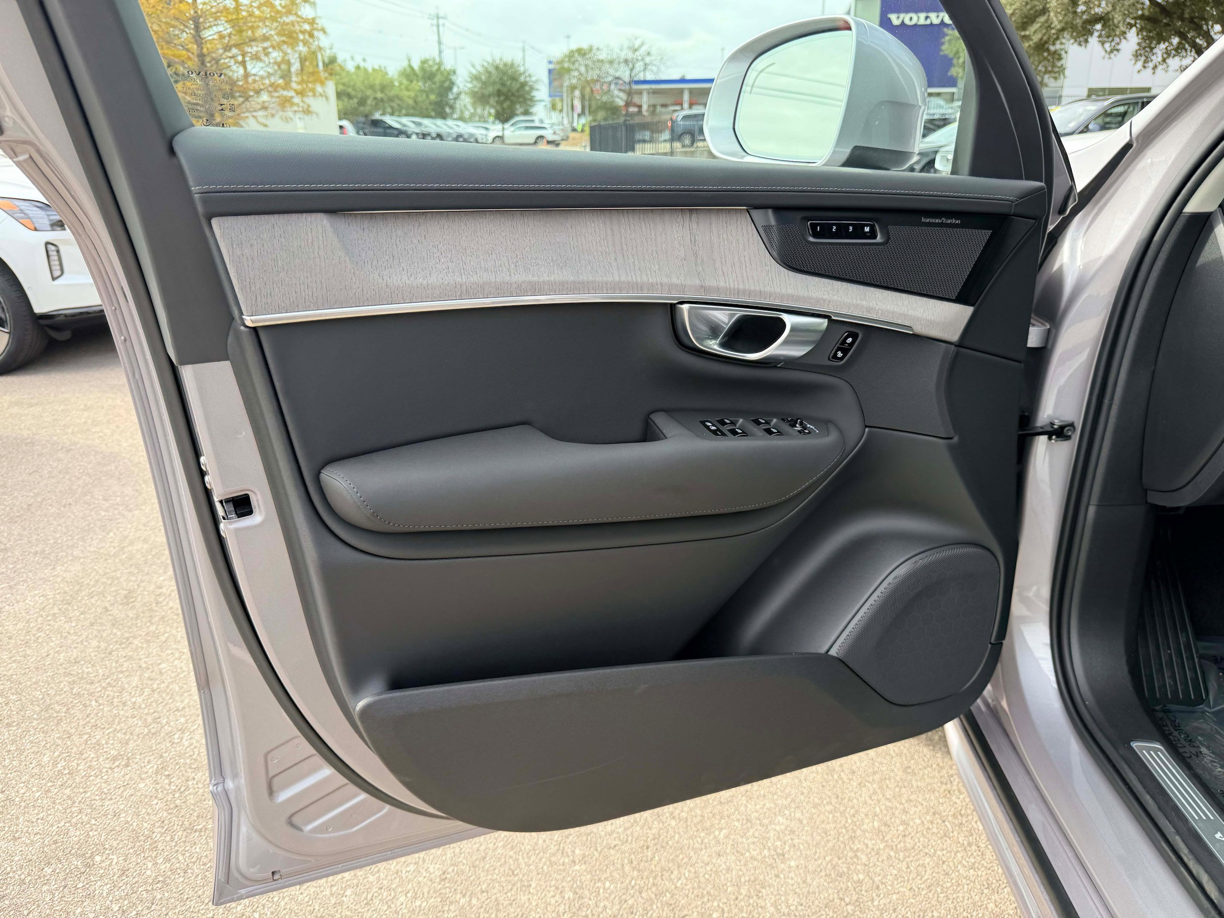 New 2026 Volvo XC90 B6 Ultra w/ Protection Package image 10